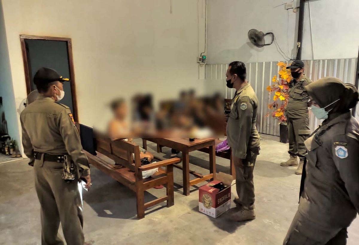 Satpol PP Lamongan saat merazia sejumlah tempat yang disinyalir menyediakan miras di Kecamatan Babat (Foto: Satpol PP Lamongan for jatimnow.com)