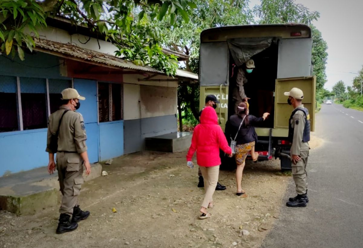 Satpol PP saat menyisir kawasan Gresik Utara. (Foto: Satpol PP Gresik/jatimnow.com)