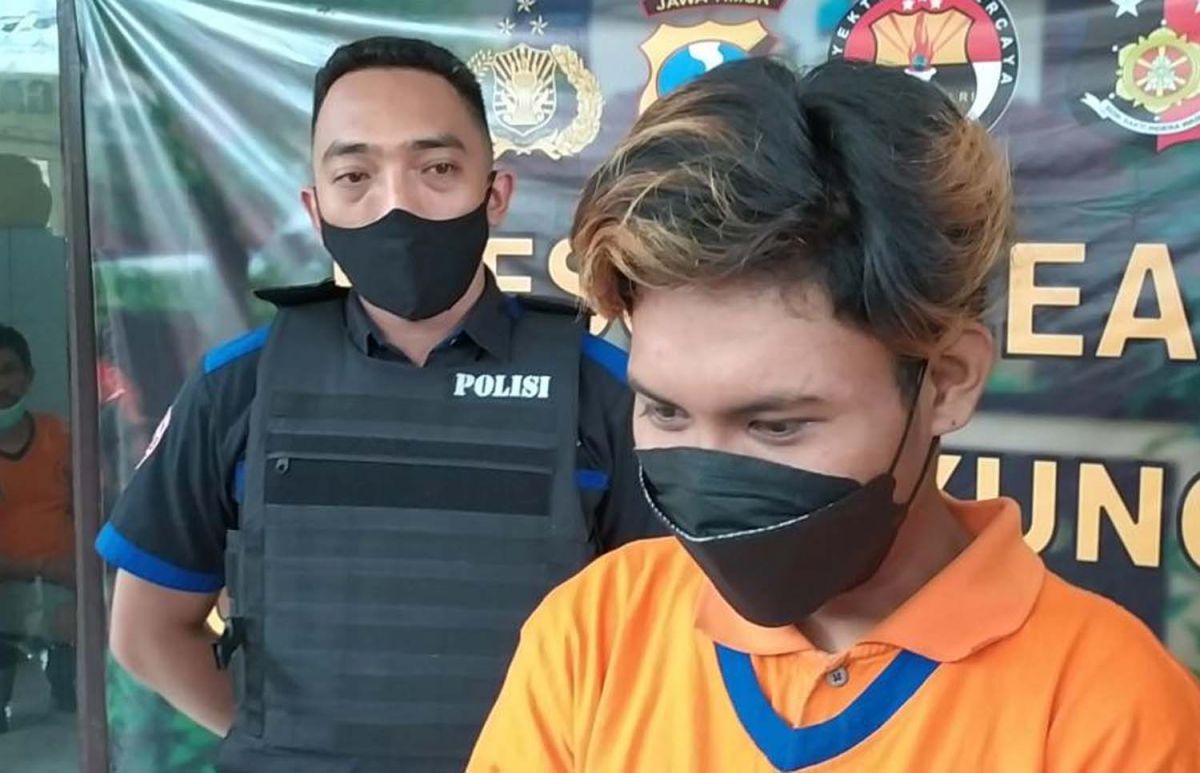 Pemuda yang merekam aktivitas mandi anak ibu kos di Surabaya diamankan di Mapolsek Gayungan (Foto: Polsek Gayungan)