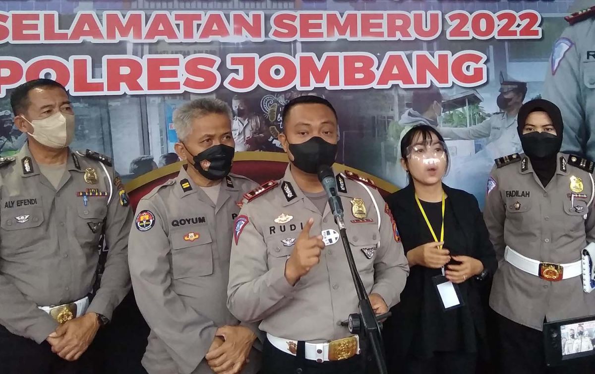 Kasat Lantas Polres Jombang, AKP Rudi Purwanto merilis hasil Operasi Keselamatan Semeru 2022 (Foto: Elok Aprianto/jatimnow.com)