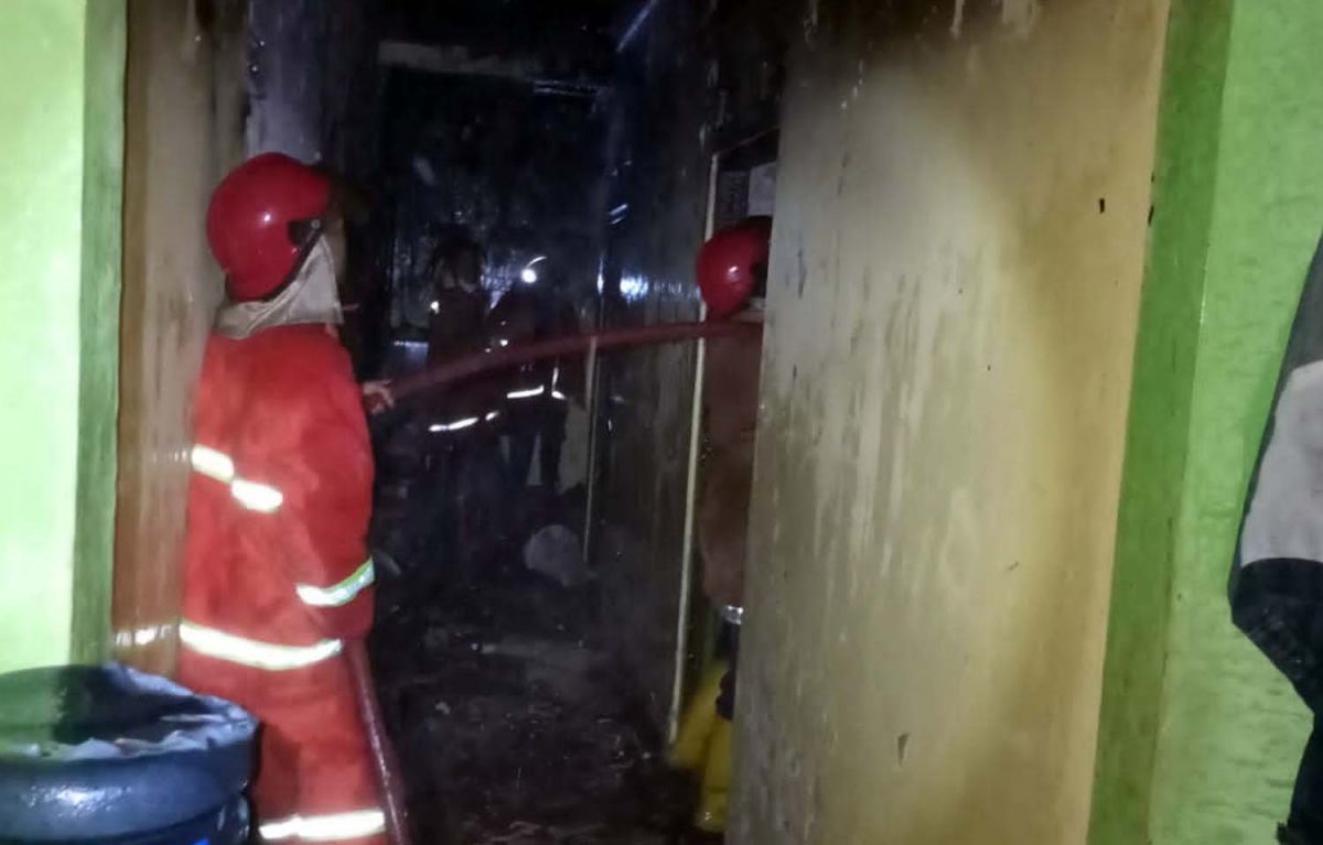 Petugas Damkar Lamongan berusaha memadamkan api yang membakar rumah warga (Foto: Damkar Lamongan for jatimnow.com)