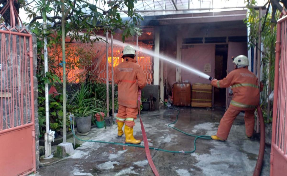 Proses pemadam kebakaran rumah di Surabaya (Foto: Info Kedaruratan 112 Surabaya)