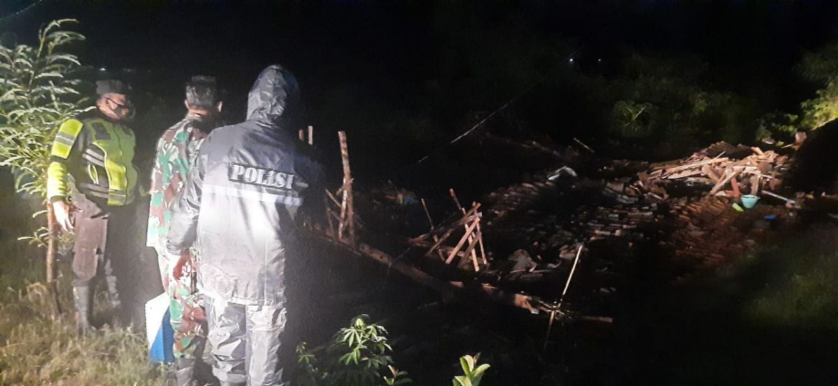 Rumah milik ODGJ Ponorogo ambruk (Foto: Polsek Mlarak/jatimnow.com)