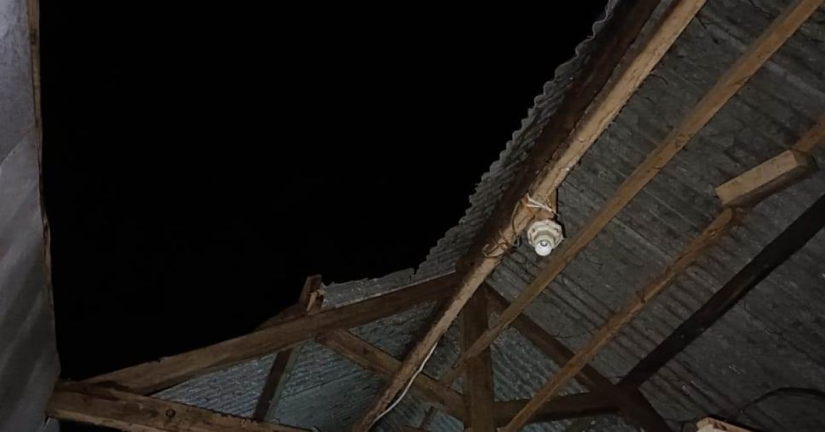 Salah satu rumah warga yang dilanda angin kencang.(Foto: BPBD Kabupaten Mojokerto for jatimnow.com)