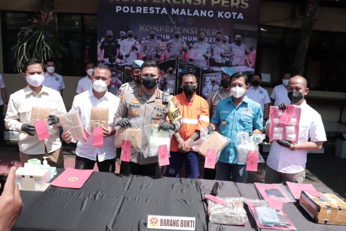 Konferensi pers ungkap kasus narkoba di Mapolres Malang Kota.(Foto: Humas Polresta Malang Kota)
