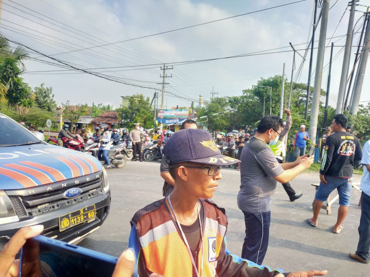 Fahrurrozi, warga setempat yang juga saksi mata jembatan ambruk. (Foto: Adyad Ammy Iffansah/jatimnow.com)