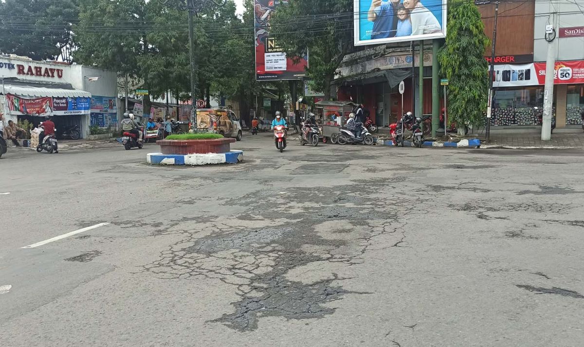 Salah satu ruas jalan di Ponorogo yang rusak (Foto: Mita Kusuma/jatimnow.com)