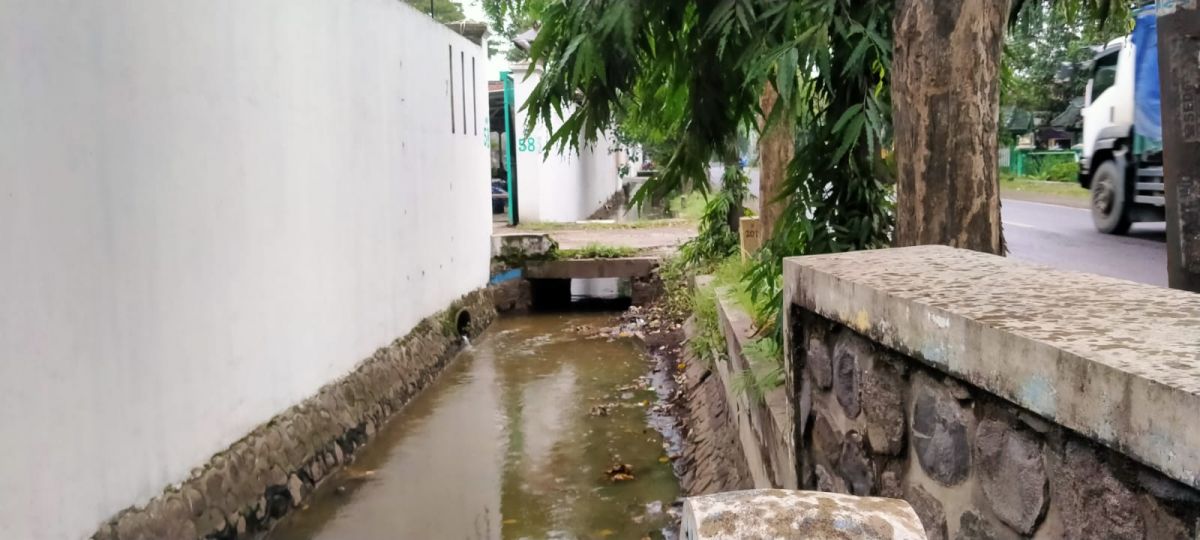 Saluran air di Jalan Gatot Subroto (Gatsu) yang timbulkan bau tak sedap dan dikeluhan warga Desa Mojongapit.(Foto: Elok Aprianto/jatimnow.com)