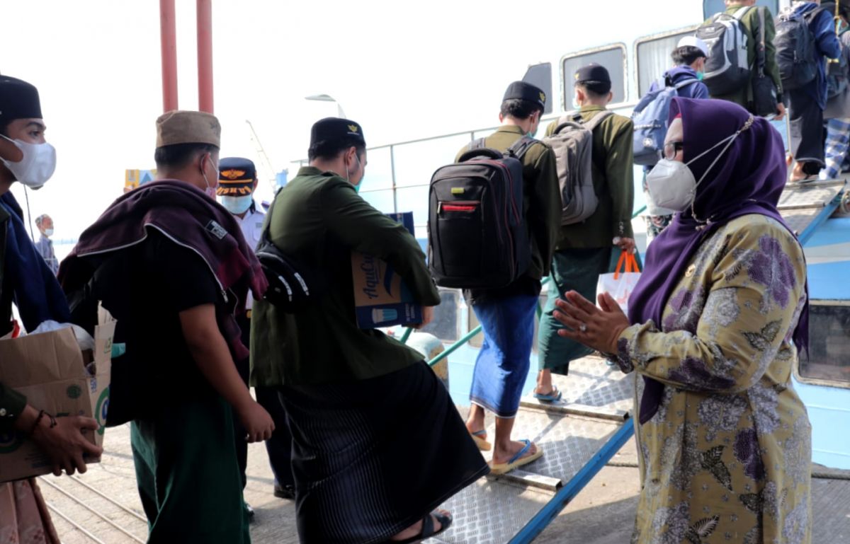 Wakil Bupati Gresik Aminatun Habibah saat melepas santri asal Bawean menaiki kapal (Foto: Humas Pemkab Gresik)