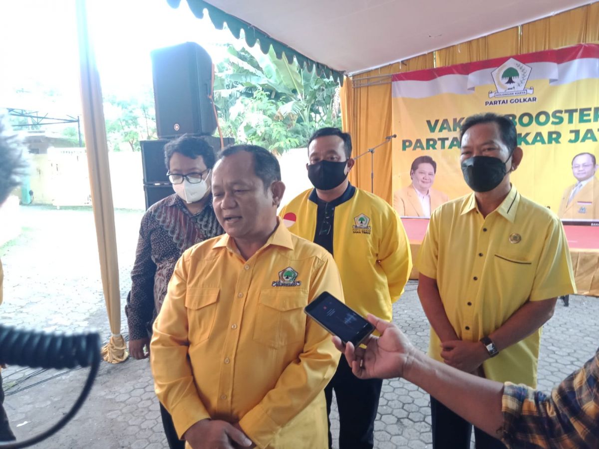 Ketua Golkar Jatim Sarmuji di sela agenda vaksinasi booster.(Foto: Ni'am Kurniawan/jatimnow.com)