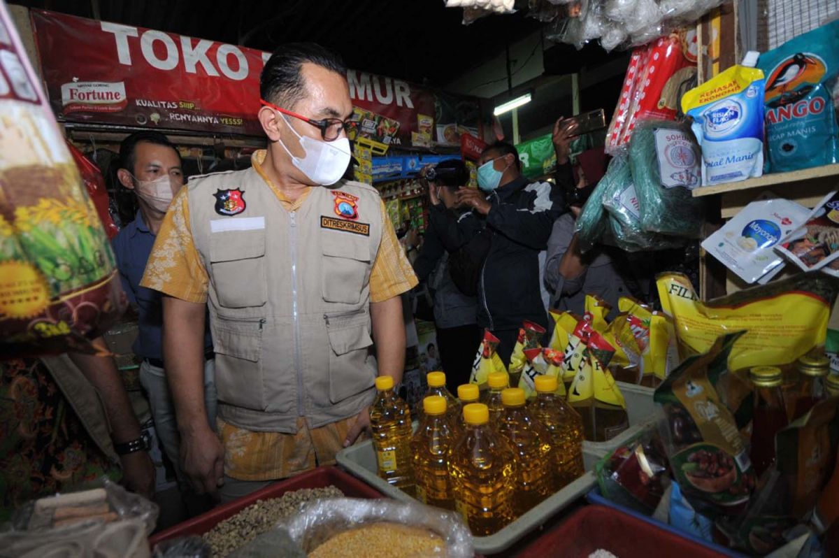 Kasubdit I Indagsi Ditreskrimsus Polda Jatim, AKBP Oki Ahadian saat melakukan sidak minyak goreng di Surabaya (Foto-foto: Zain Ahmad/jatimnow.com)