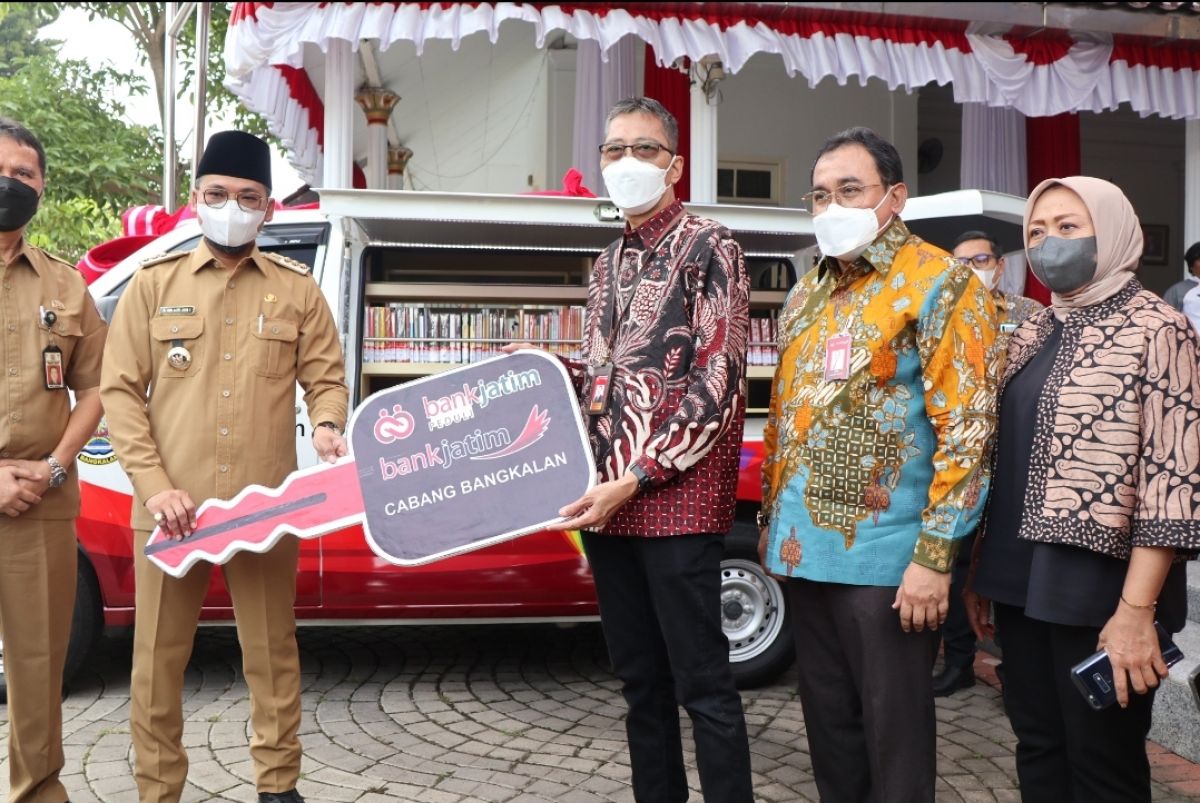 CSR 1 unit mobil perpustakaan dari Bank Jatim untuk Pemkab Bangkalang (Foto: Dok. Bank Jatim for jatimnow.com)