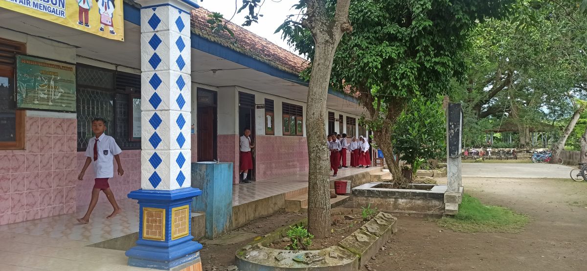 Siswa di SDN Bringinan saat istirahat (Foto: Mita Kusuma/jatimnow.com)