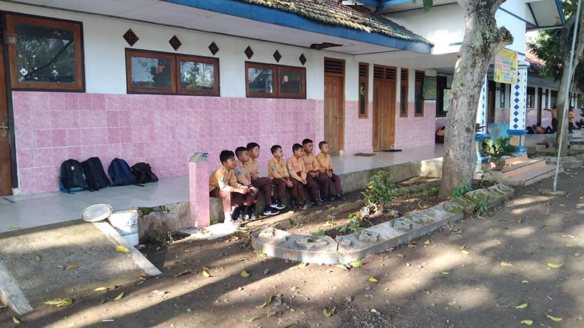 Sabtu (5/3/2022) puluhan siswa menunggu di depan kelas. (Foto: Facebook Barno)