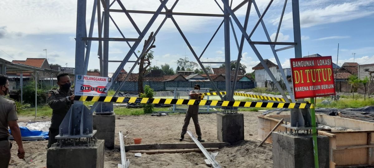 Aparat Satpol PP Jombang saat melakukan penyegelan tower seluler. (Foto: Satpol PP Jombang)