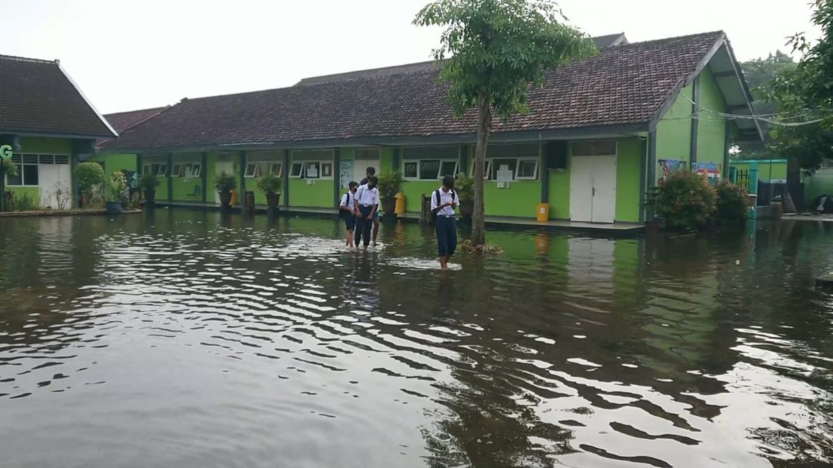 Kondisi SMPN 3 Tulungagung yang tergenang banjir.(Foto: Bramanta Pamungkas/jatimnow.com)
