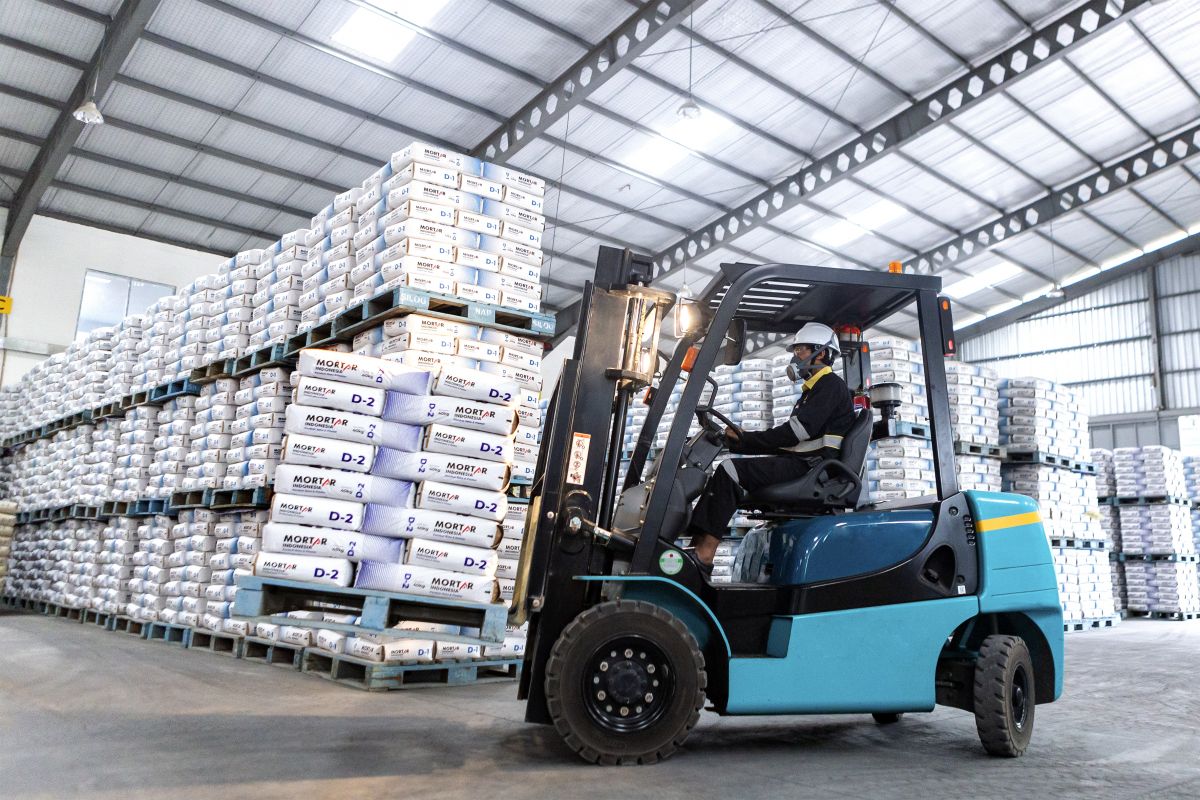Aktivitas palletizer produk Mortar Indonesia di Pabrik Mitra Kiara Indonesia, Narogong, Jawa Barat.(Foto: Semen Indonesia)