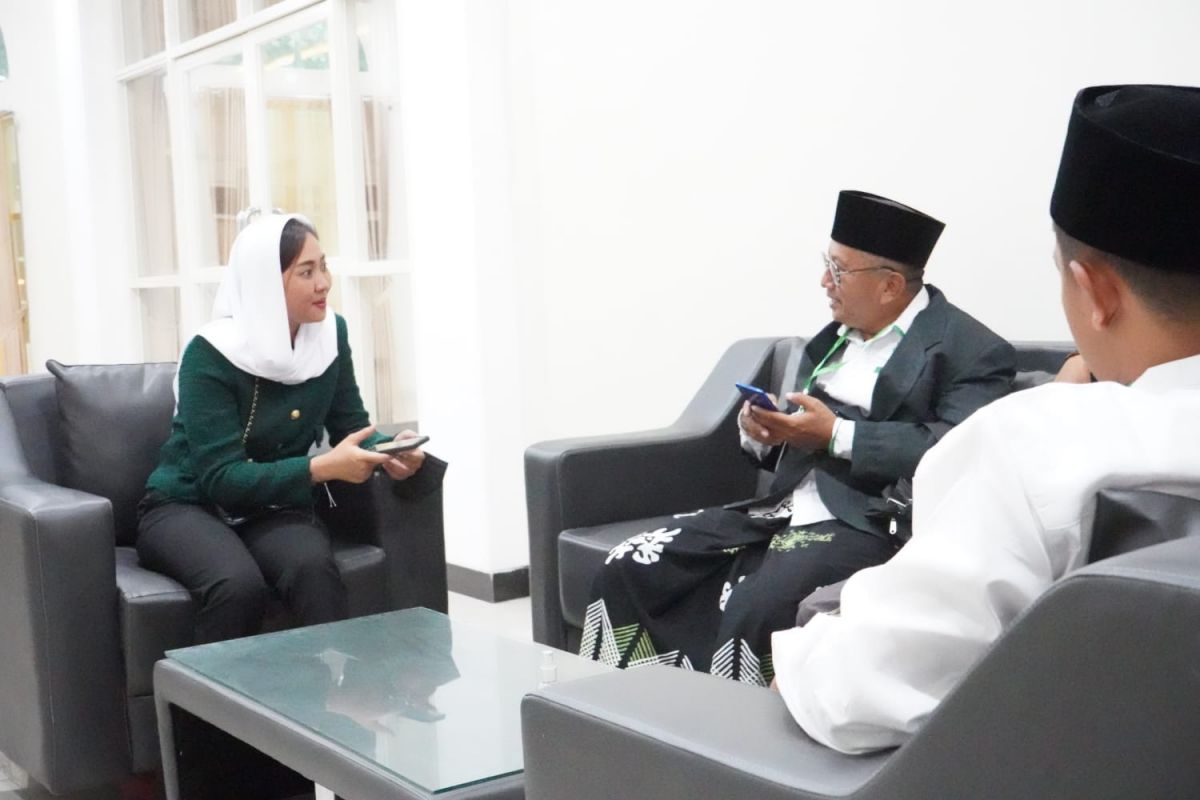 Fujika Senna Oktavia saat berdialog dengan salah satu tokoh NU di Babat, Lamongan. (Foto : Senna Society for jatimnow.com)