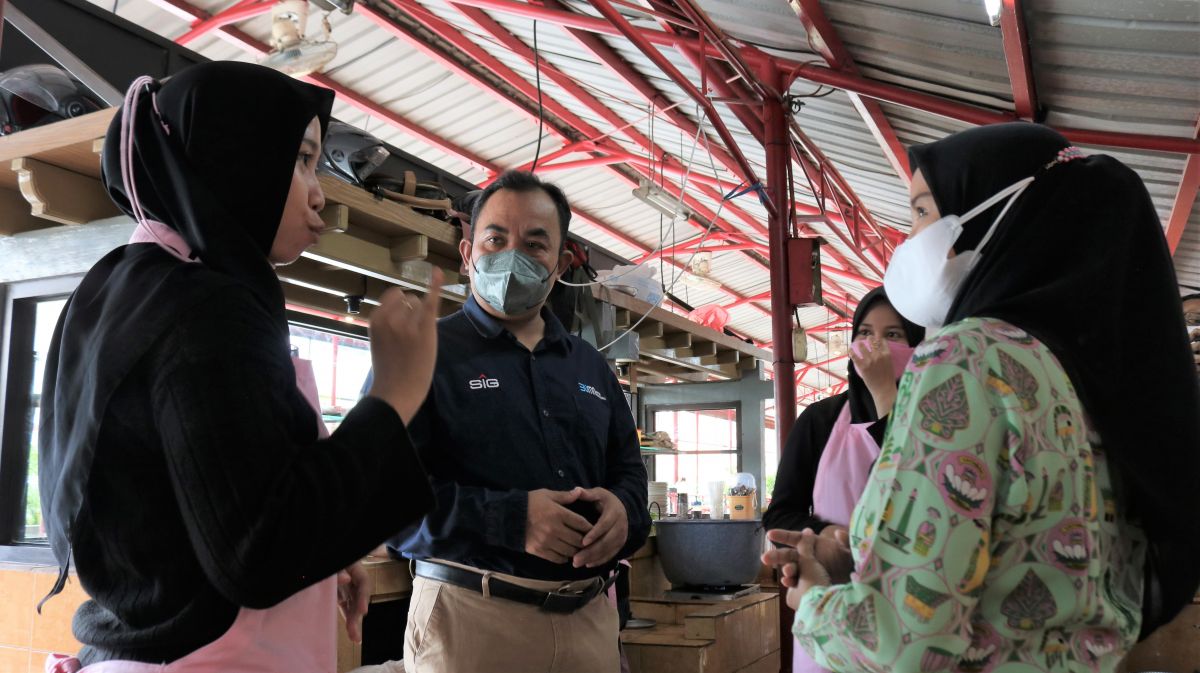 Pengelola Kedai Pink, Dinda Intan Lestari (kiri) menjelaskan perkembangan penjualan Kedai Pink kepada General Manager of CSR SIG, Edy Saraya (tengah).