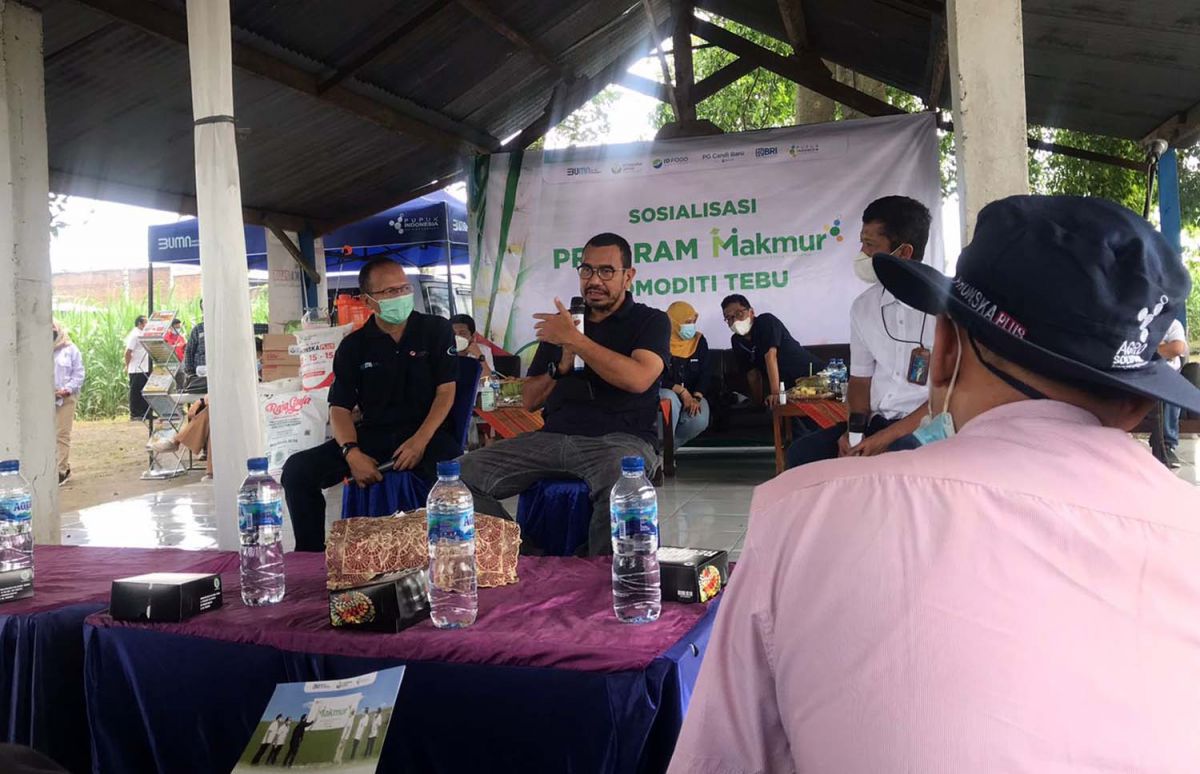 Staf Khusus III Kementerian BUMN, Arya Sinulingga saat memberikan pengarahan di depan petani tebu (Foto-foto: Zainul Fajar/jatimnow.com)