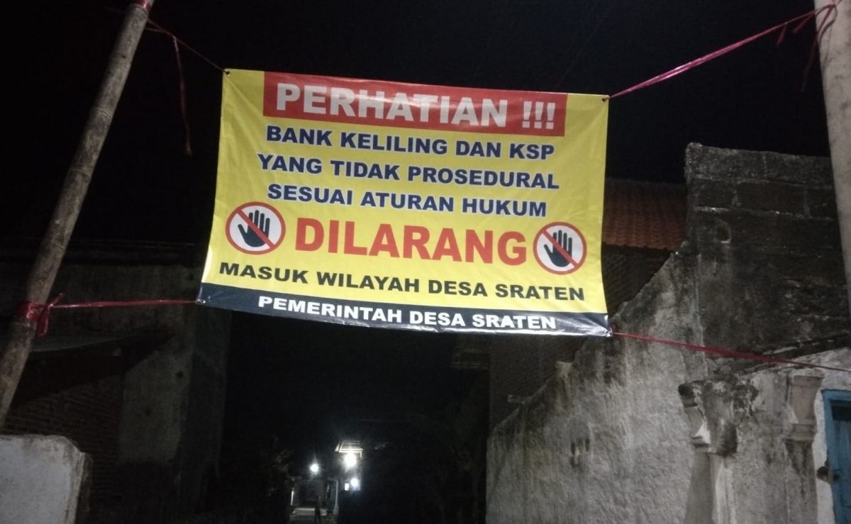 Spanduk yang dipasang di Desa Sraten. (Foto: Rony Subhan/jatimnow.com)