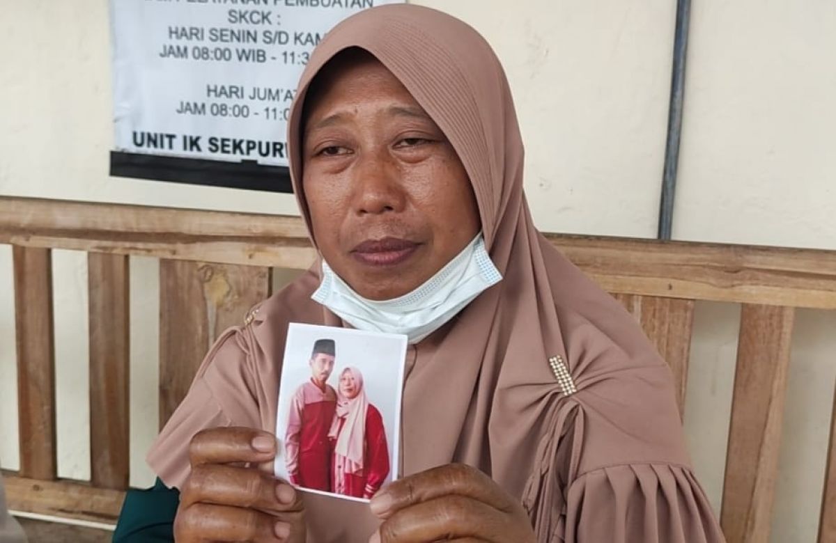 Sri Fatonah saat melapor ke Polsek Purwoharjo.(Foto: Polsek Purwoharjo)