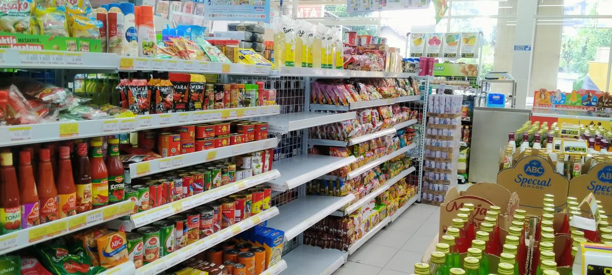 Rak minyak goreng di toko modern di Jombang, kosong. (Foto: Elok Aprianto/jatimnow.com)