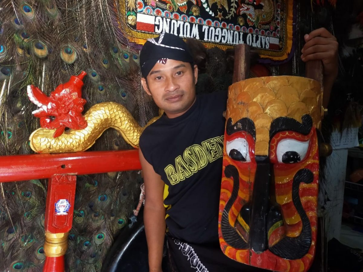 Sunarto membawa Glendo Barong. (Foto: Galih Rakasiwi/jatimnow.com)