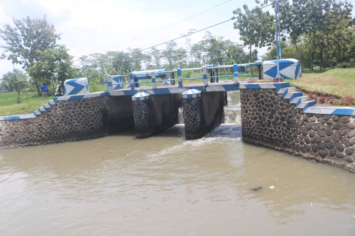 Warna air Sungai Mojoranu kembali normal pasca-berwarna merah pada Februari lalu. (Foto: Elok Aprianto/jatimnow.com)