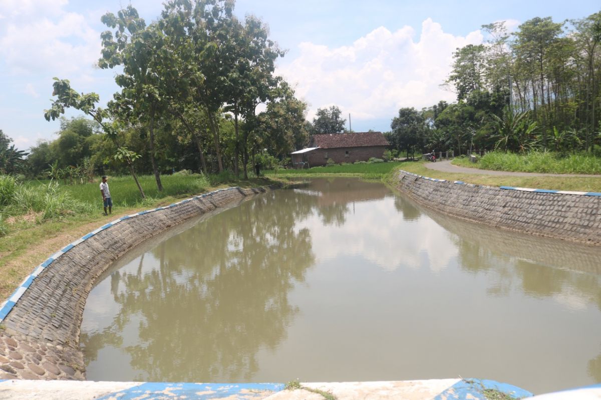 Warna air Sungai Mojoranu kembali normal pasca-berwarna merah pada Februari lalu. (Foto: Elok Aprianto/jatimnow.com)