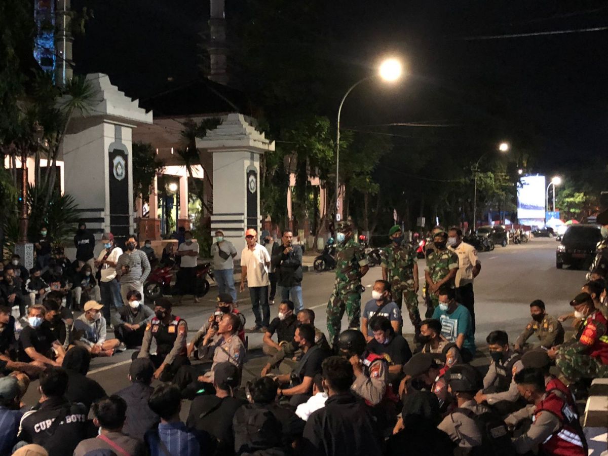 Petugas saat menetralisir amarah suporter Persela yang mendatangi rumah dinas Bupati Lamongan. (Foto: Humas Polres Lamongan for jatimnow.com)