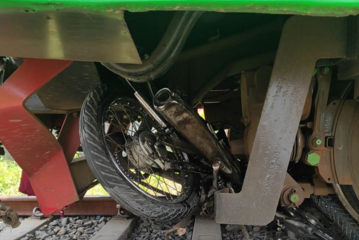 Motor korban yang tertabrak KA Jenggolo (Foto: Kanit Laka Polresta Sidoarjo for Jatimnow)