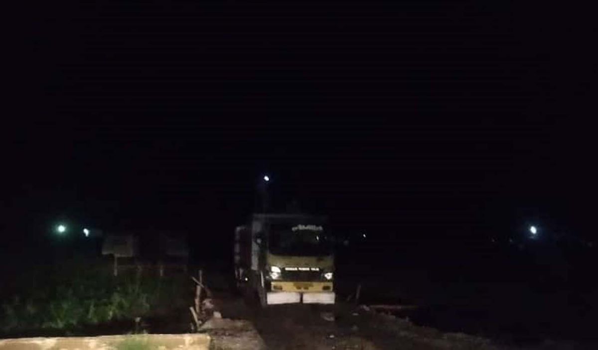 Truk pengangkut pasir dari lokasi galian di Dusun Bodi, Desa Pulorejo pada malam hari (Foto: Grup WhatsApp)