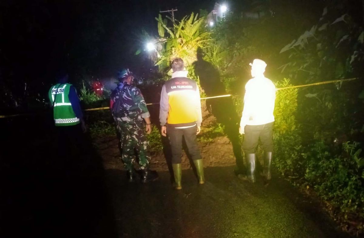 Polisi dan TNI berada di lokasi longsor (Foto: Polsek Sendang)