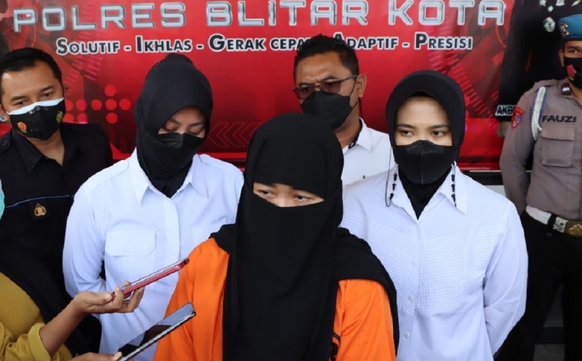 Tersangka Yesi Ertawati diamankan Polres Blitar terkait kasus korupsi DD dan ADD. (Foto: Humas Polres Blitar Kota)