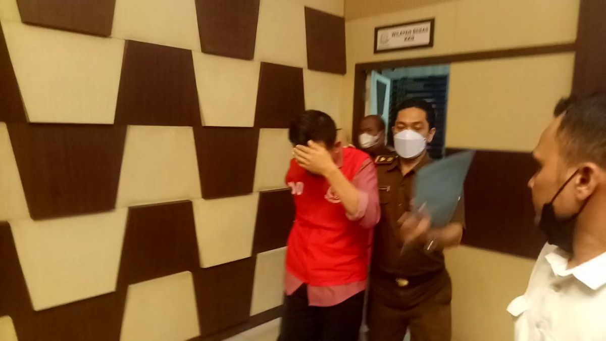 Tersangka dugaan korupsi BOP ponpes, madin dan TPQ di Pasuruan.(Foto: Mochamad Rois/jatimnow.com)