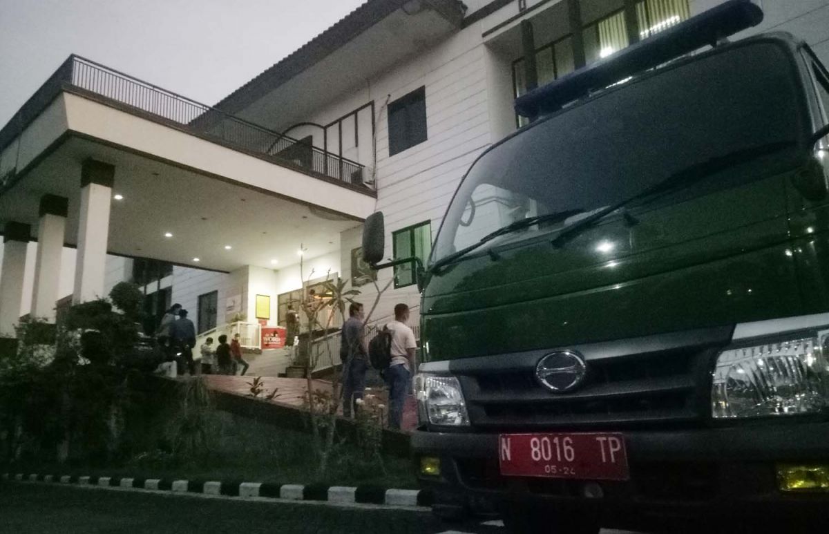 Mobil tahanan standby di depan Kantor Kejari Kabupaten Pasuruan (Foto: Moch Rois/jatimnow.com)