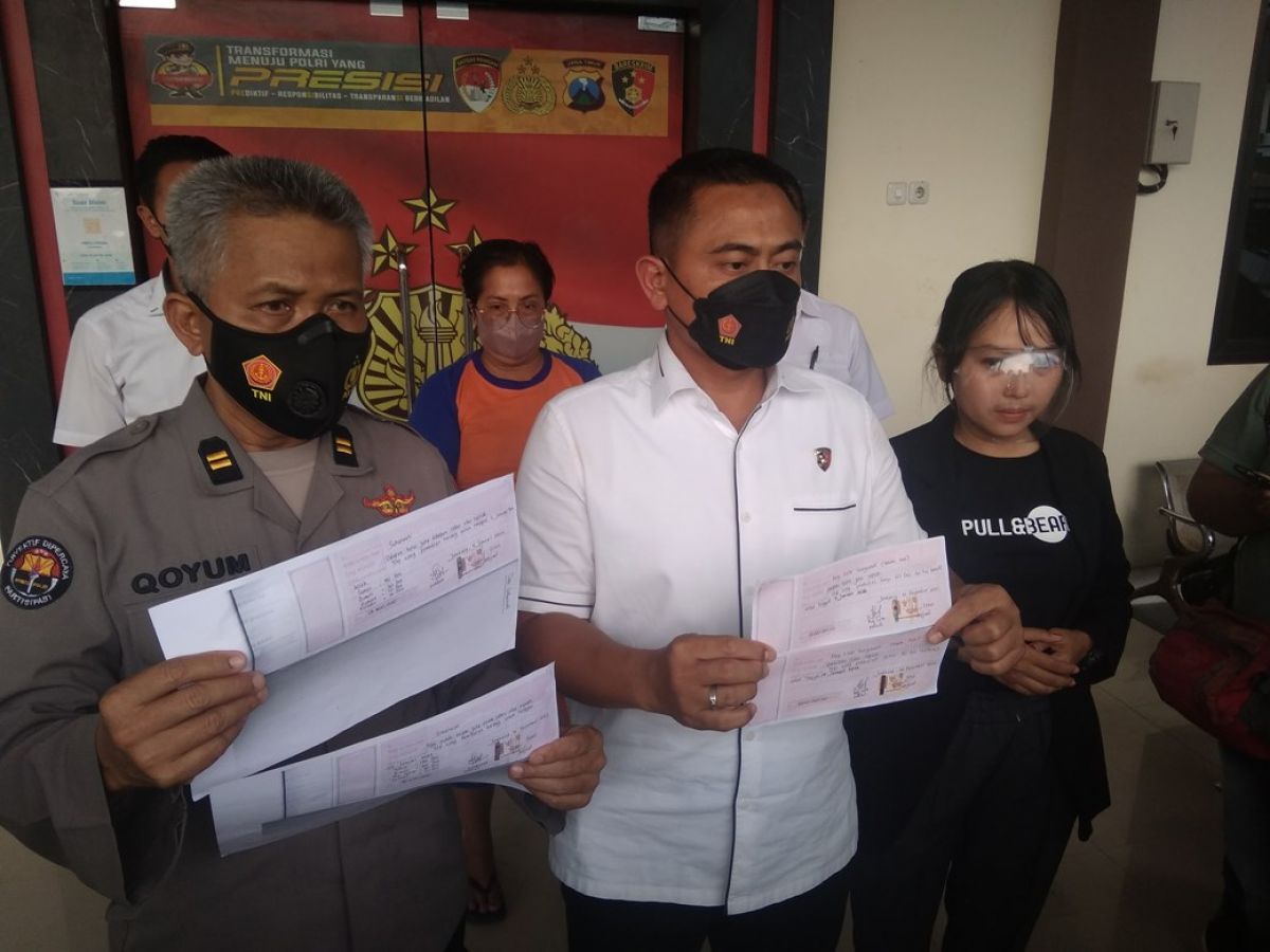 Tersangka saat diamankan Polisi di Polres Jombang.(Foto: Elok Aprianto/jatimnow.com)