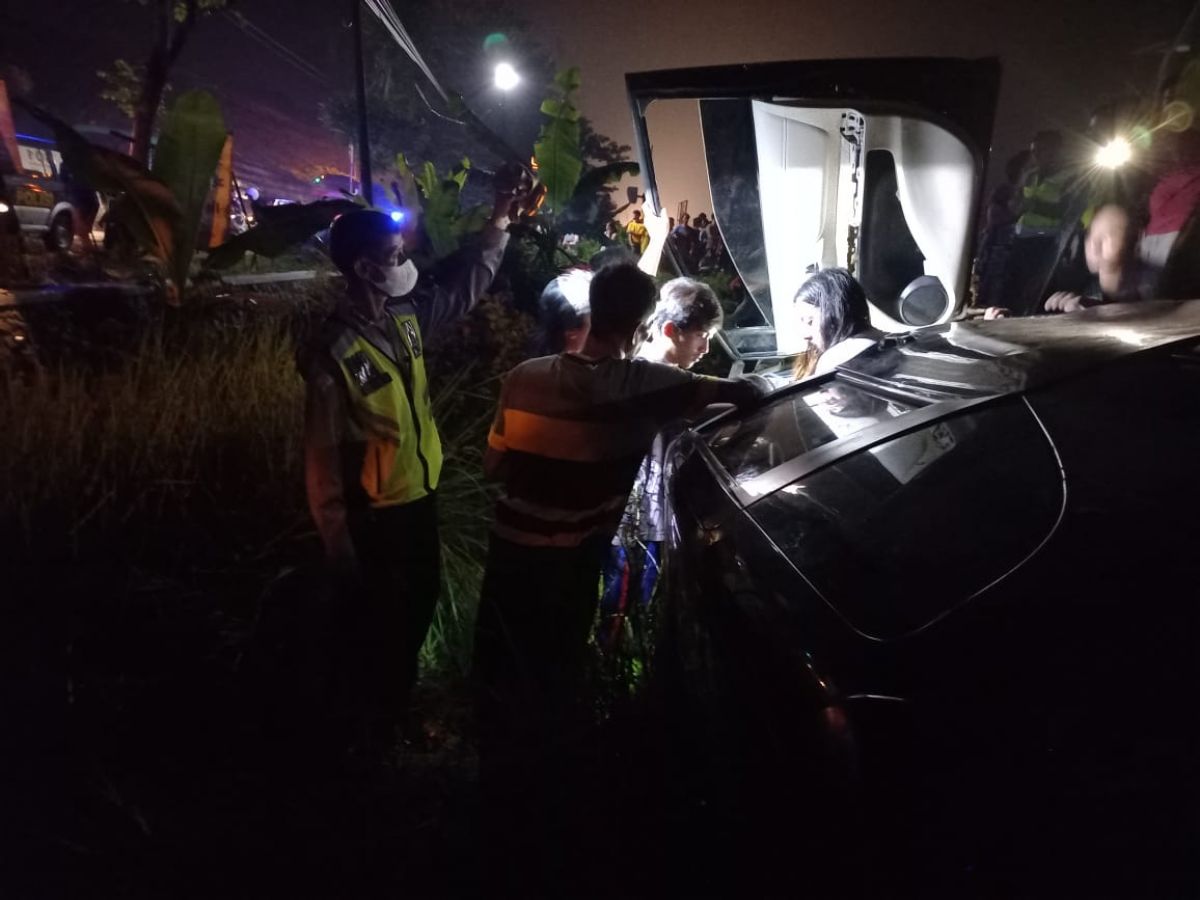 Penumpang mobil yang di evakuasi seuasi ditabrak kereta di Lamongan. (Foto : Kanit Gakkum Polres Lamongan fot jatimnow.com)
