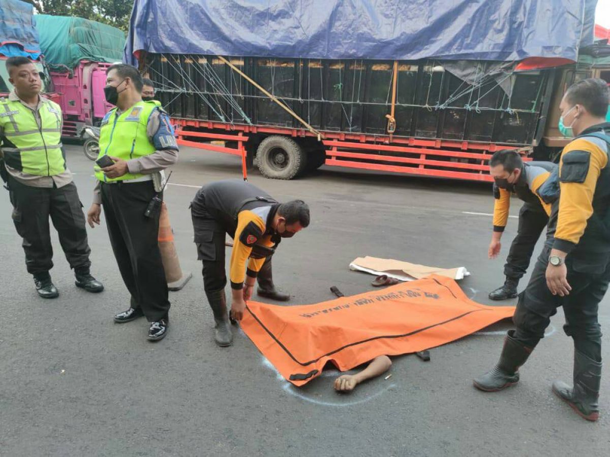 Korban saat mendapatkan penanganan dari Unit Laka Satlantas Polres Pelabuhan Tanjung Perak Surabaya dan PMI. (Foto: Satlantas Polres Pelabuhan Tanjung Perak Surabaya)