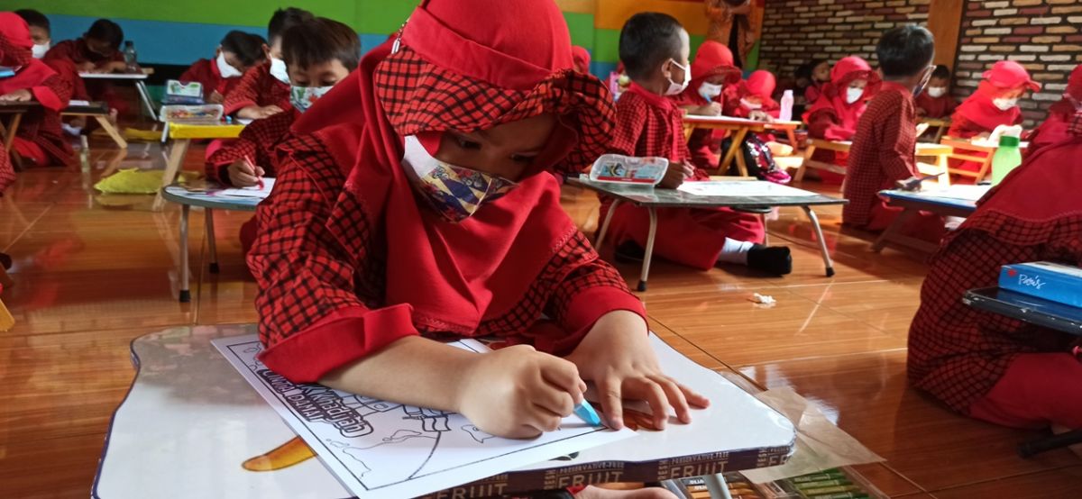 Anak TK Khadijah menyerukan agar Ukraina dan Rusia berdamai lewat aksi mewarnai.(Foto: Mita Kusuma/jatimnow.com)