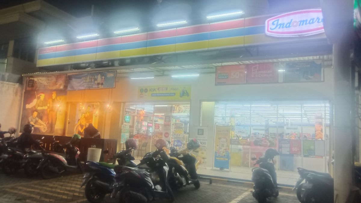 TKP suara tembakan yang disebut dilakukan sejumlah polisi terhadap dua pelaku kejahatan di depan minimarket Jalan Kusuma Bangsa Surabaya, Sabtu (19/3/2022). (Foto: Zain Ahmad/jatimnow.com)