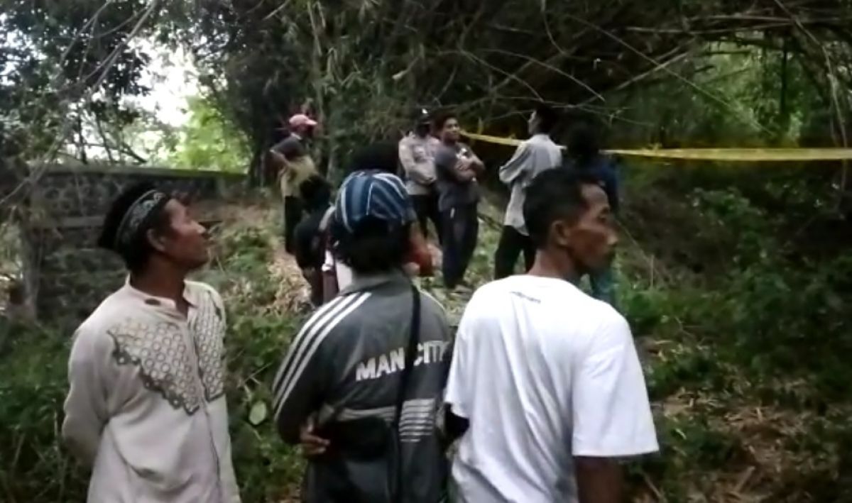 Polisi saat berada di lokasi penemuan mayat Watesumpak. (Foto: Achmad Supriyadi/jatimnow.com)