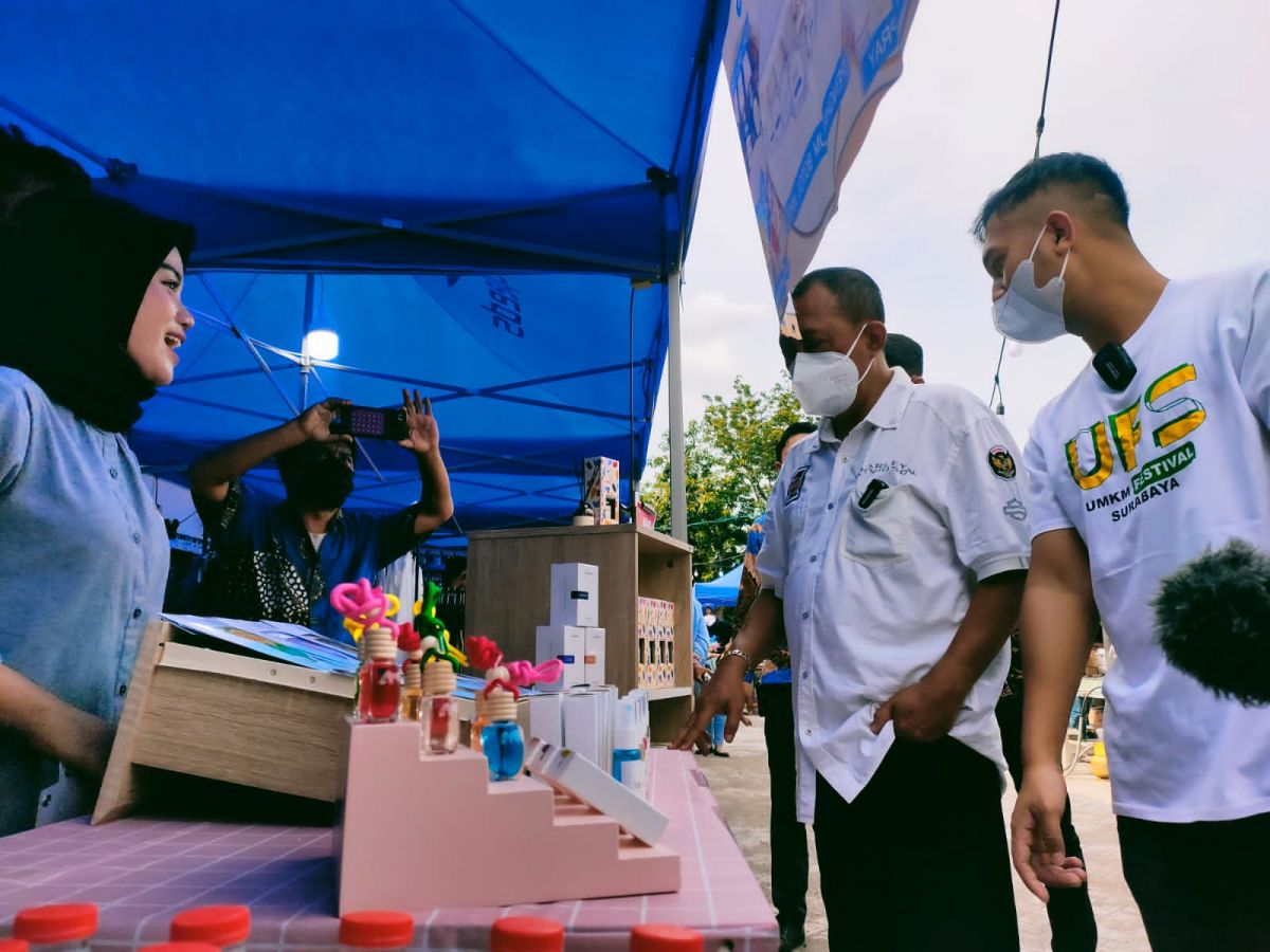 Tom Liwafa dan Waki Wali Kota Surabaya menengok salah satu stan UFS. (Foto: panitia for jatimnow.com)