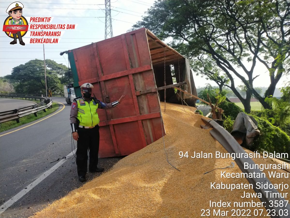 Gandengan Terlepas, Truk Bermuatan Jagung Terguling di Exit Tol Waru