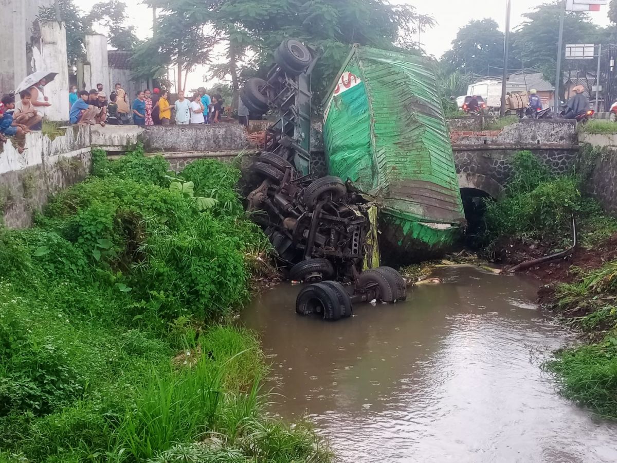 Truk kontainer jatuh ke sungai di Pasuruan. (Foto: Moch Rois/jatimnow.com)