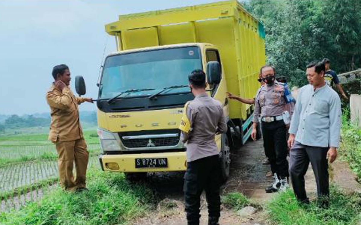 Truk misterius yang ditemukan di tengah sawah di Pacet, Mojokerto (Foto: WhatsApp grup)