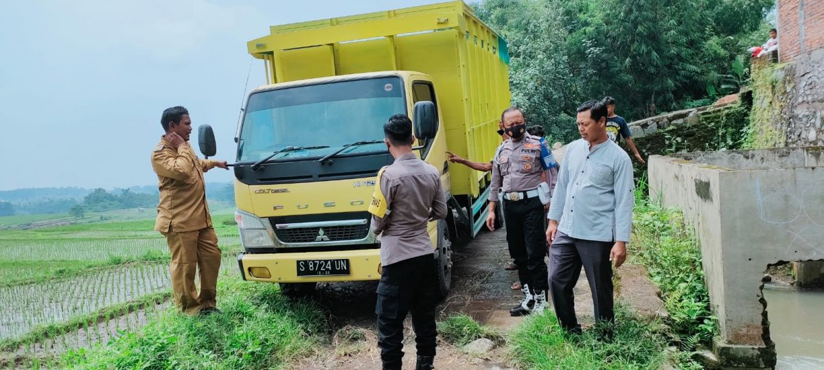 Truk yang ditemukan terparkir di tengah sawah. (Foto: Humas Polres Mojokerto for jatimnow.com)