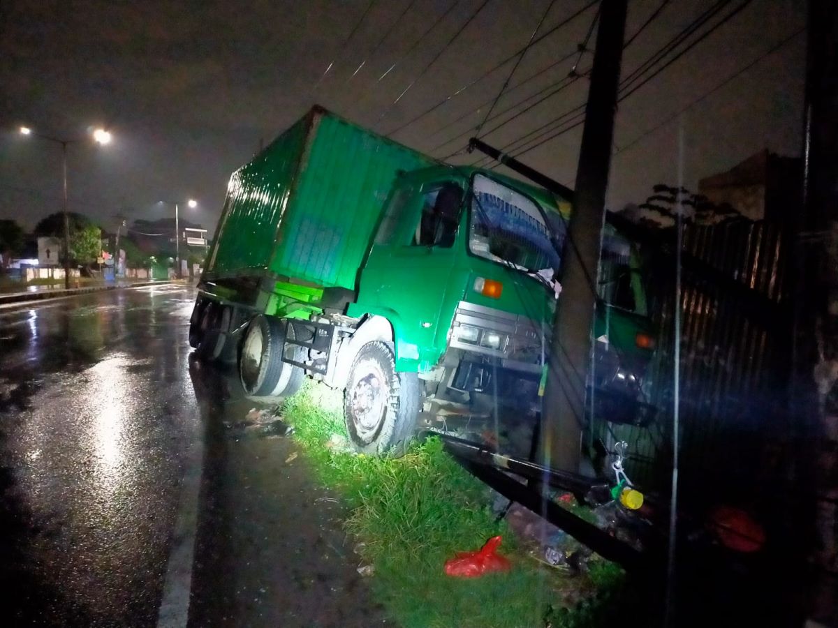 Truk kontainer menabrak tiang listrik di Jalan Raya Geluran, Taman, Sidoarjo.(Foto: Satlantas Polresta Sidoarjo for Jatimnow)