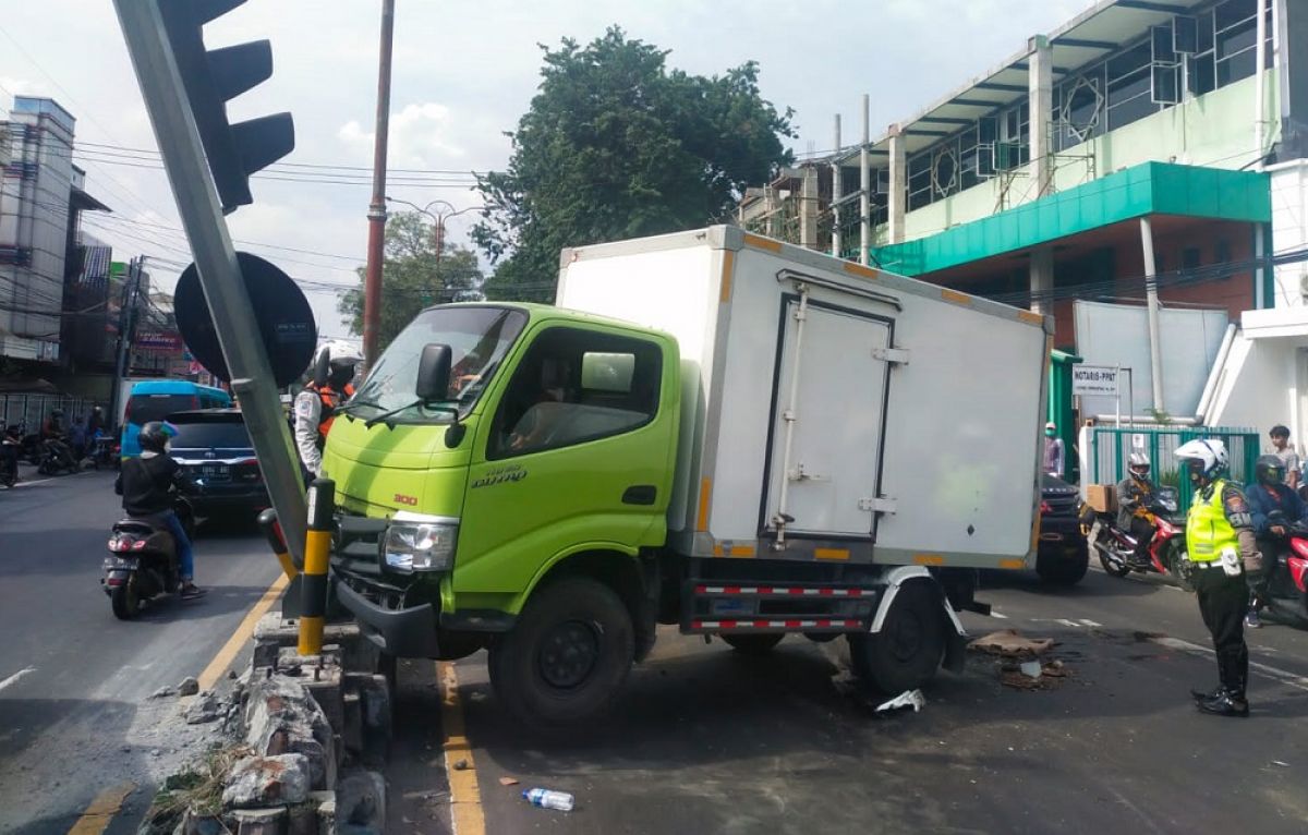 Truk menabrak traffic light di pertigaan Pucang Sidoarjo (Foto: Satlantas Polresta Sidoarjo for jatimnow.com)
